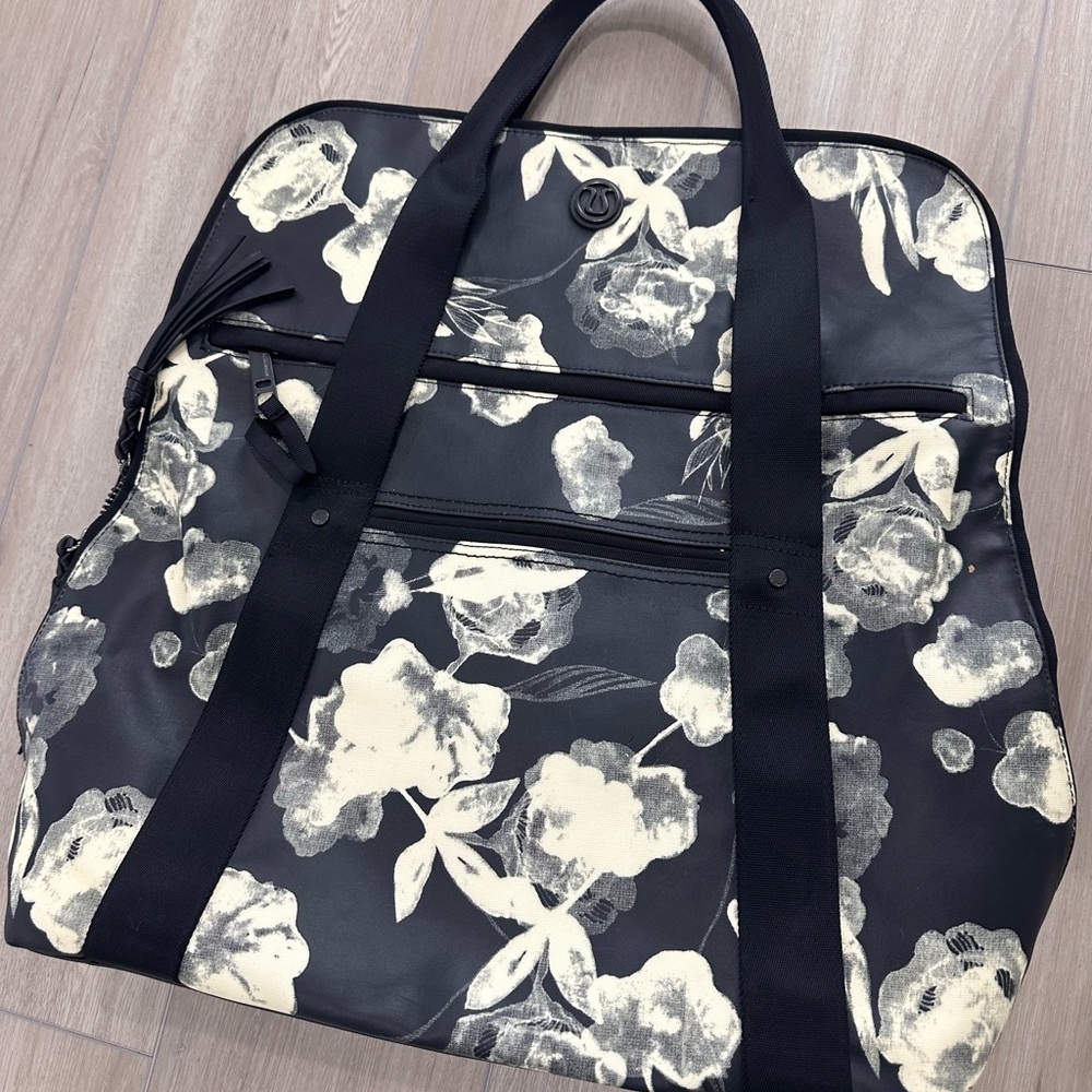 lululemon athletica Black and White Floral Tote - Picture 5 of 11